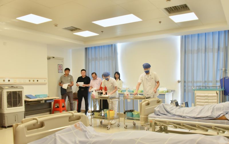 9月5日,赛院领导在国际壮医医院看望慰问参赛学生 9月5日,赛院领导在国际壮医医院看望慰问参赛学生